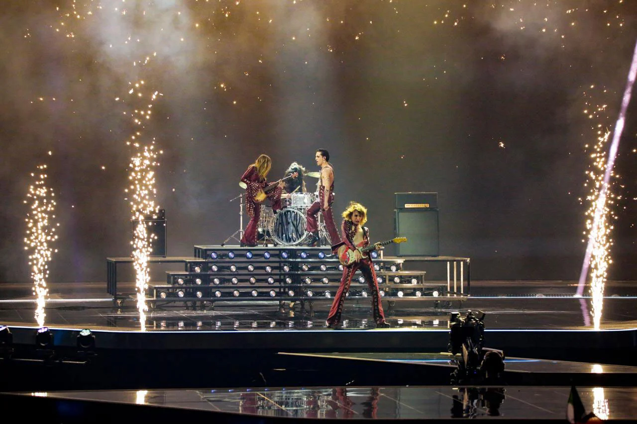 Måneskin sulla pedana della batteria a gradoni con fontane pirotecniche ai due lati – Måneskin all'Eurovision 2021, Rotterdam, Paesi Bassi – scenografia per concerti