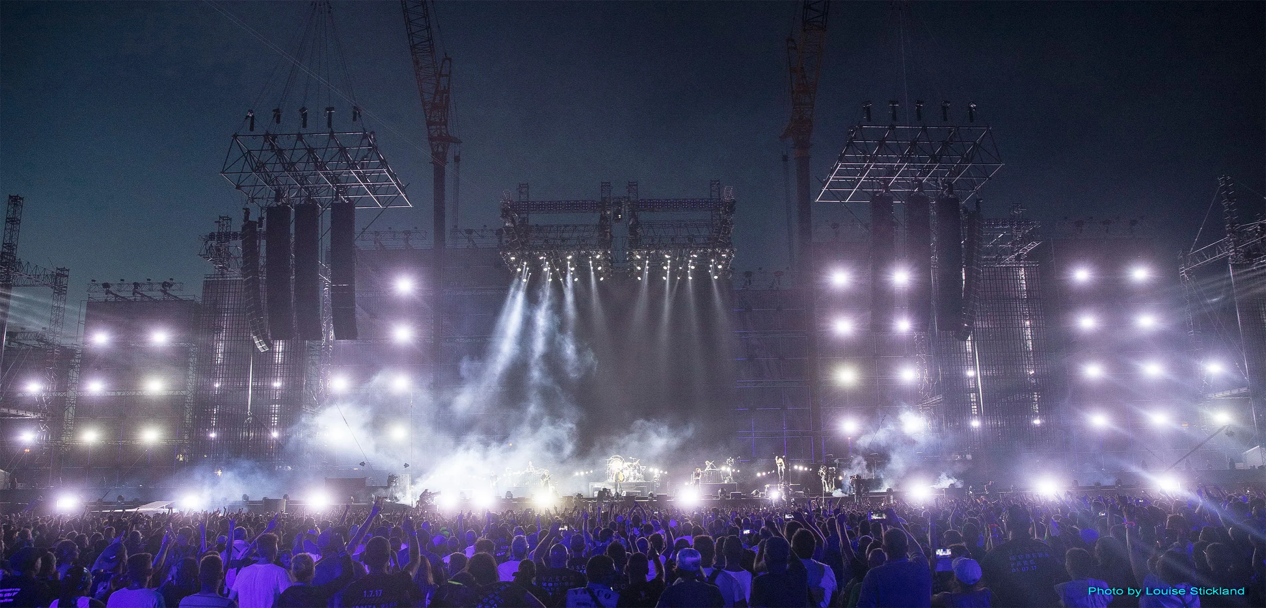 Ampia vista notturna del palco con file di luci bianche sulle torri e foschia che sale sul pubblico – Vasco Rossi Modena Park, Italia, 2017 – scenografia per concerti