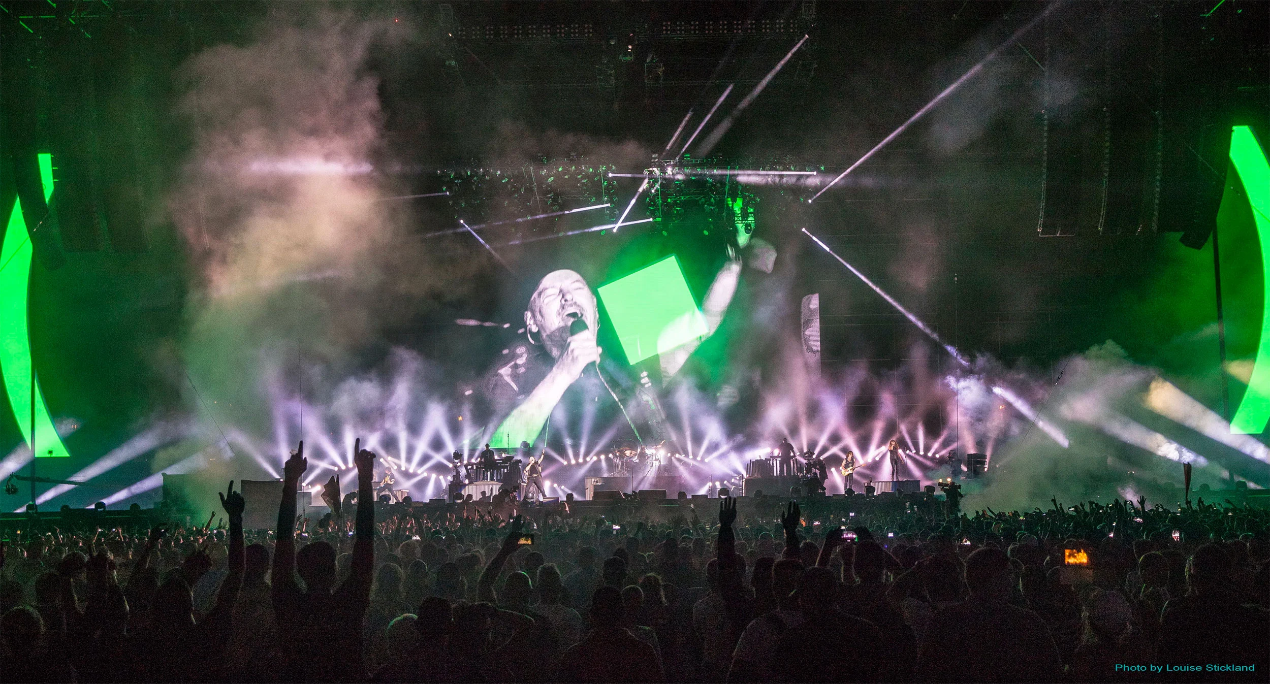 Momento del concerto con una cornice di luce verde, raggi laser e il primo piano del cantante sullo schermo centrale – Vasco Rossi Modena Park, Italia, 2017 – scenografia per concerti