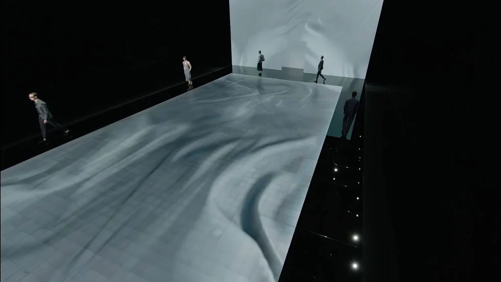 Render della passerella vista dall'alto, con una proiezione fluida sul pavimento e sulla parete LED – Giorgio Armani SS21 Donna, Milano, Italia, 2021 – scenografia per sfilate