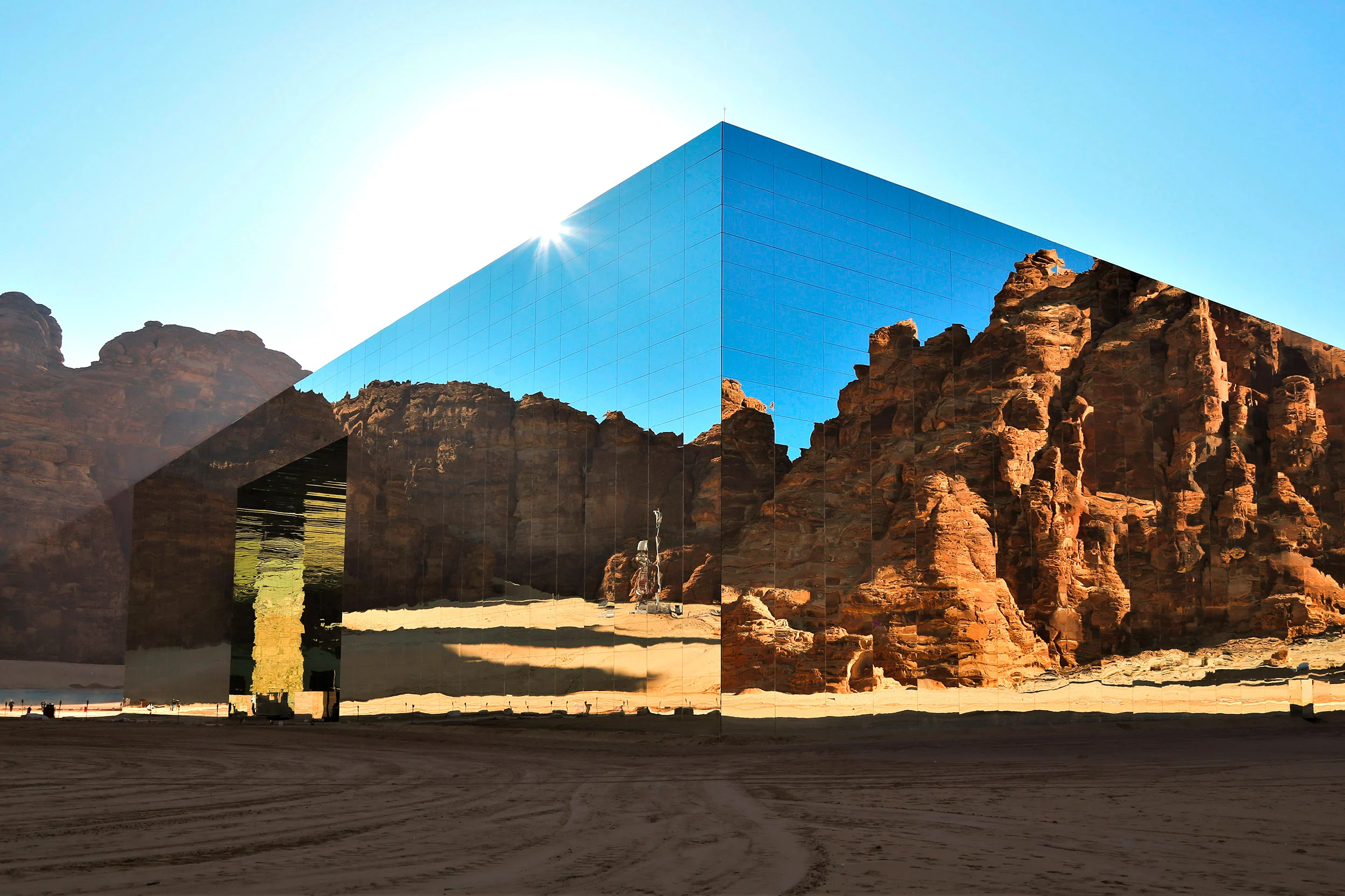 Sala concerti Maraya: cubo a specchio che riflette le falesie di arenaria e il cielo azzurro di AlUla – Maraya Concert Hall, AlUla, Arabia Saudita, 2019 – architettura