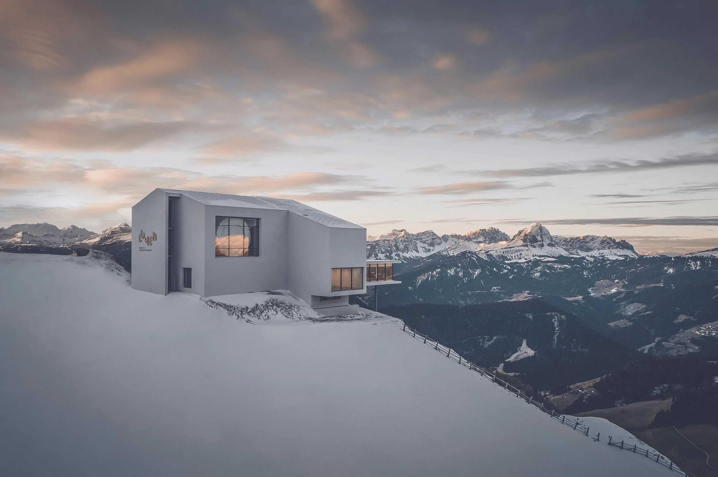 Museo LUMEN sulla vetta innevata di Plan de Corones al tramonto, edificio bianco con grandi finestre verso le Dolomiti – Lumen Museo della fotografia di montagna, Plan de Corones, Italia, 2018 – architettura