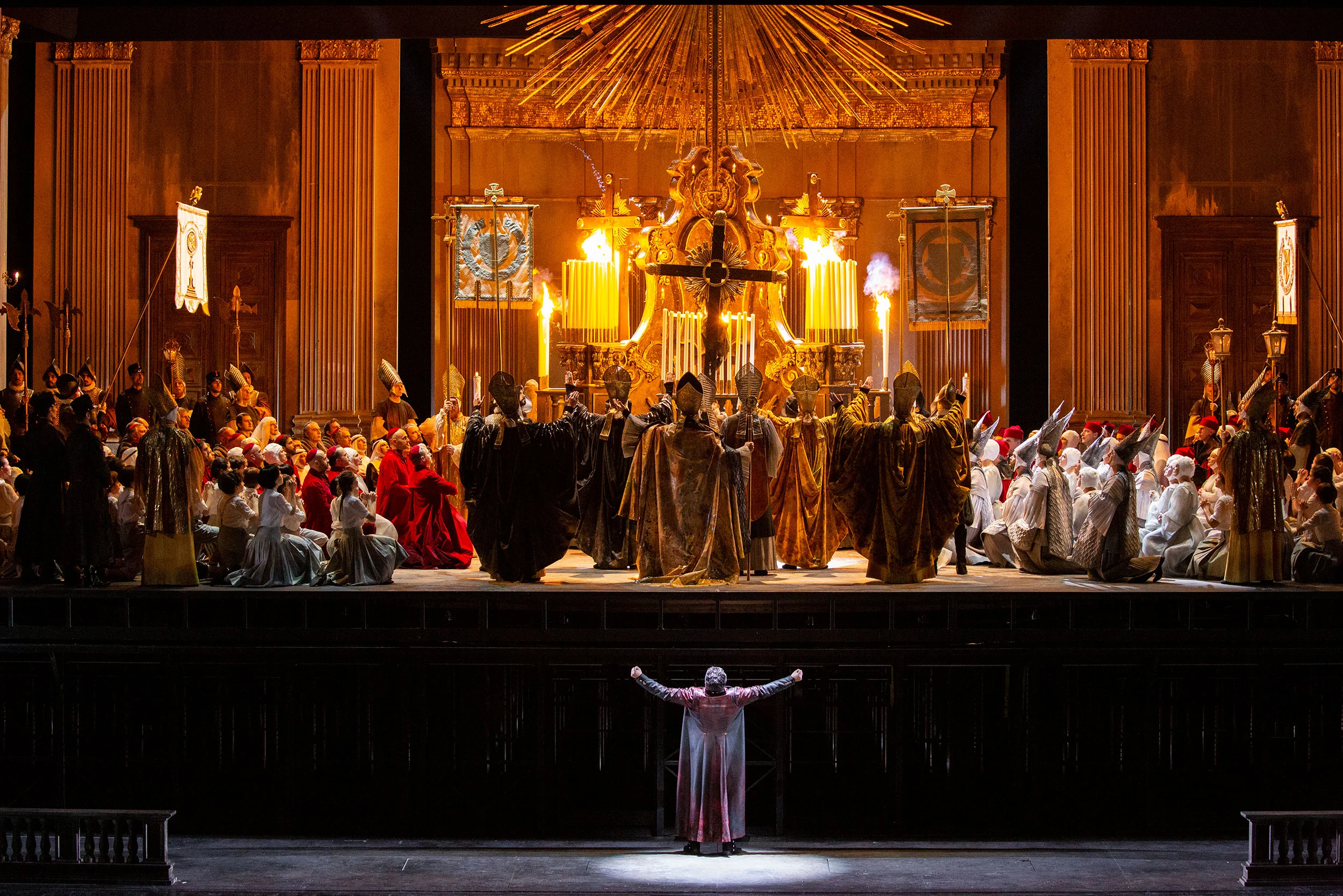 Finale del primo atto di Tosca: una cantante in proscenio davanti a una chiesa affollata con altare e croce dorati – Tosca al Teatro alla Scala, Milano, Italia, 2019 – scenografia d'opera