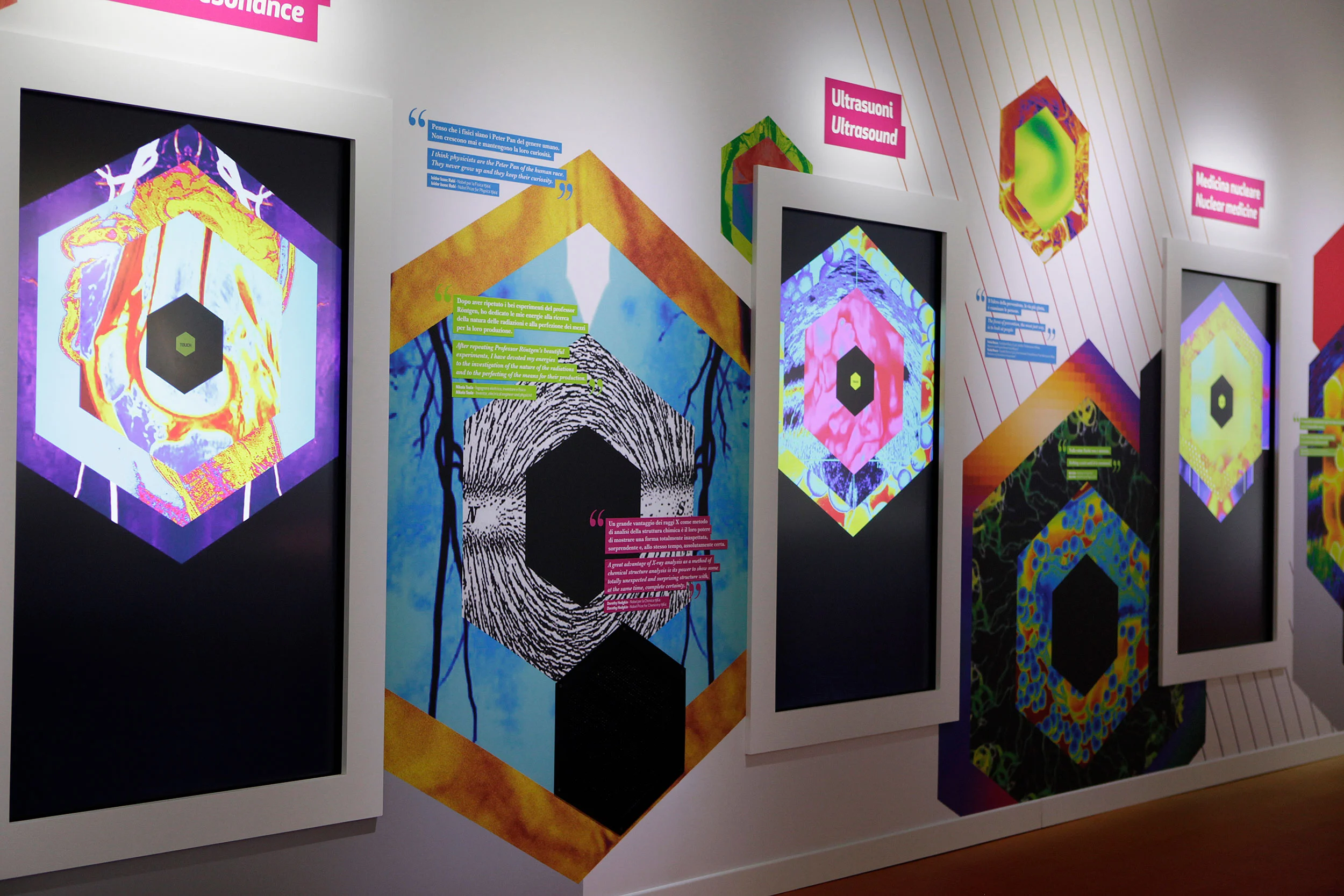 Parete di pannelli esagonali con grafiche di imaging dai colori vivaci per l'ecografia e altre tecniche – Bracco The Beauty of Imaging, Milano, Italia, 2017 – allestimento espositivo
