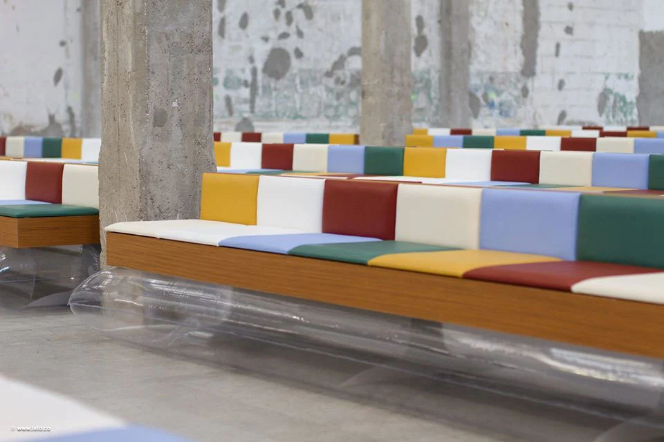 Panche con cuscini in pelle colorata su basi di legno appoggiate su tubi gonfiabili di plastica trasparente – Marni Ready-to-Wear Primavera 2017, Milano, Italia – scenografia per sfilate