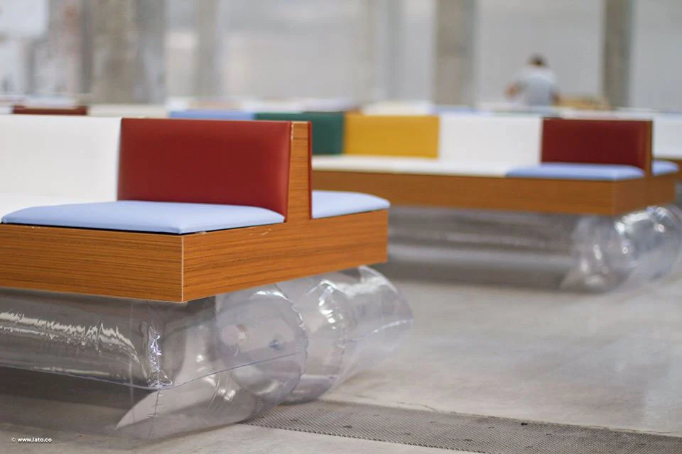 Dettaglio di una panca con cuscini rossi e blu su telaio di legno e supporti gonfiabili trasparenti – Marni Ready-to-Wear Primavera 2017, Milano, Italia – scenografia per sfilate