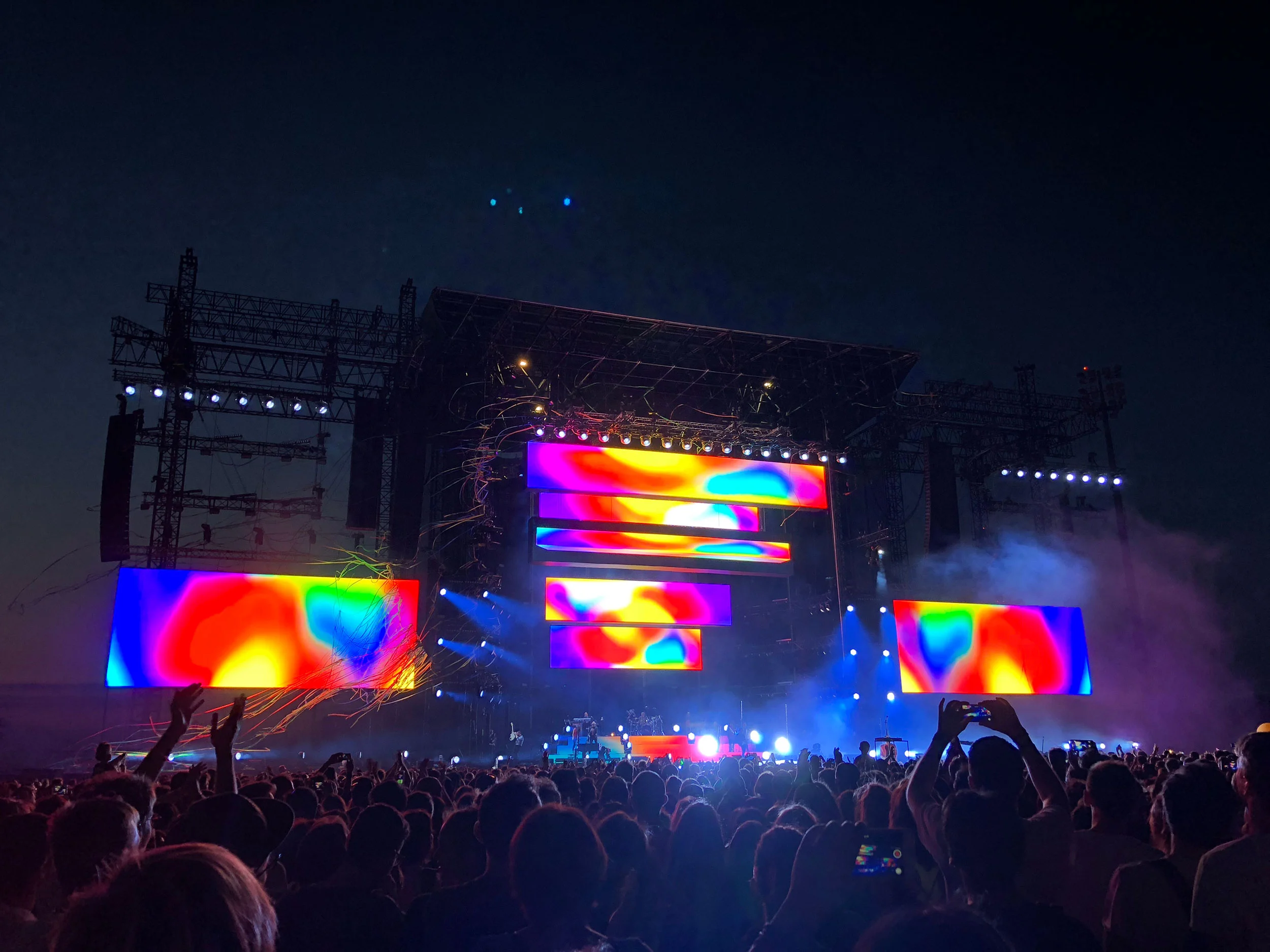 Palco dello stadio di notte visto dal pubblico, barre video colorate su una struttura d'acciaio – Cesare Cremonini Stadi 2018, Italia – scenografia per concerti