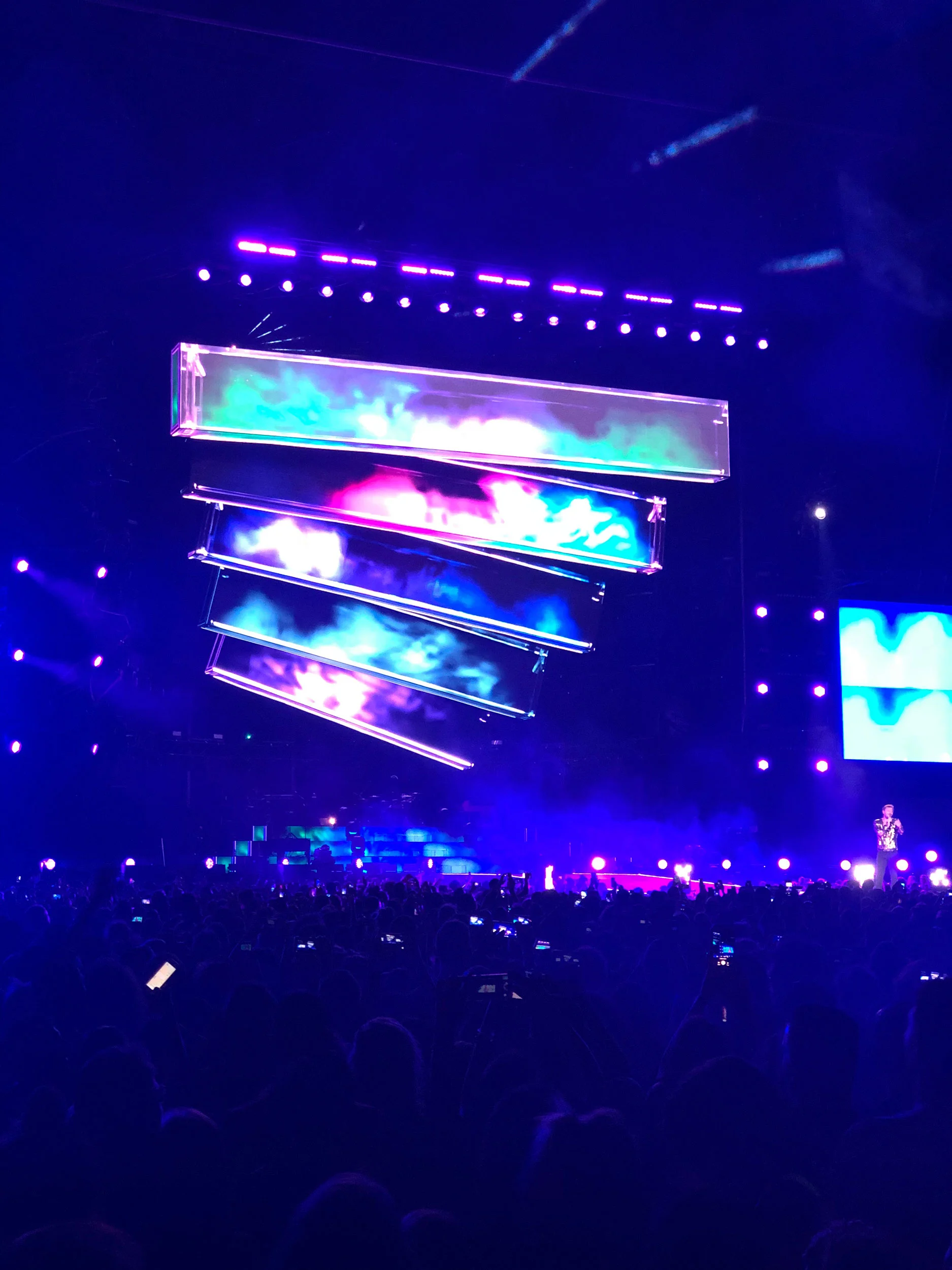 Barre video inclinate a ventaglio sopra il palco in luce viola e blu – Cesare Cremonini Stadi 2018, Italia – scenografia per concerti