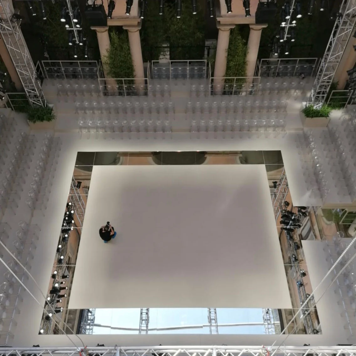 Vista dall'alto della passerella bianca tra specchi, sedie trasparenti e americane per le luci – Giorgio Armani SS20 Uomo e Donna, Milano, Italia, 2019 – scenografia per sfilate