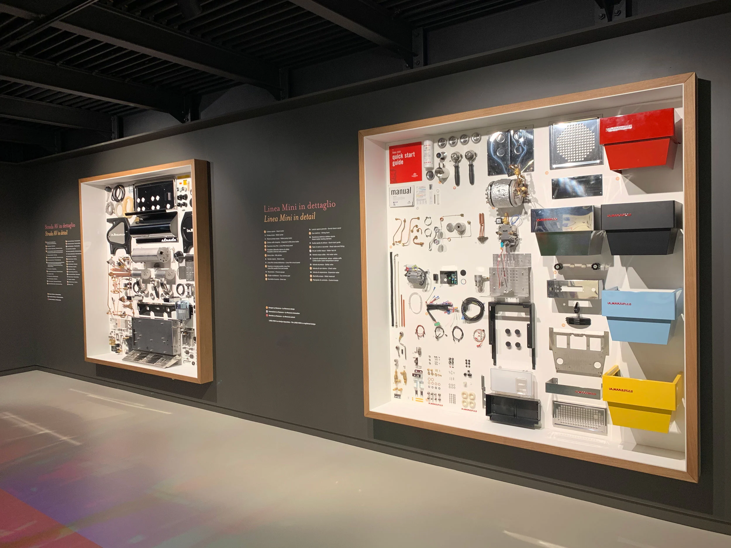 Due teche a parete con i componenti esplosi di una macchina per espresso, ogni pezzo disposto in ordine – La Marzocco Accademia del Caffè Espresso, Firenze, Italia, 2018 – interior design