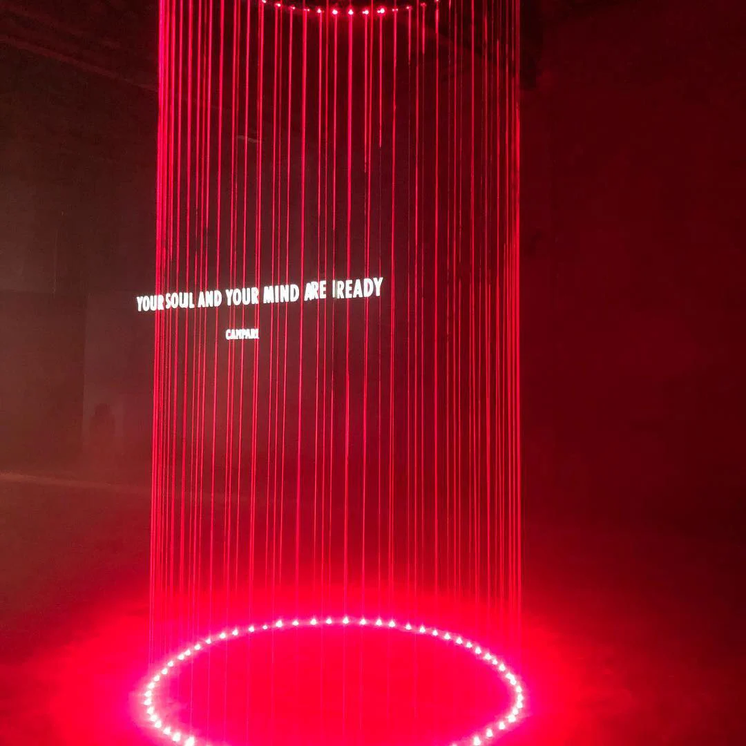 Cerchio di fili di luce rossa con la scritta proiettata Your soul and your mind are ready – Campari Red Diaries, Milano, Italia, 2017 – progettazione di eventi