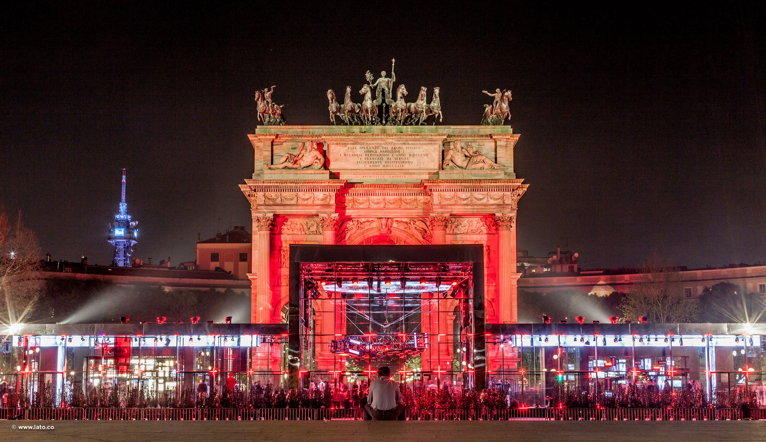 Vista notturna dell'Arco della Pace in luce rossa con l'installazione sotto l'arco – Cartier The Legendary Thrill, Milano, Italia, 2018 – progettazione di eventi