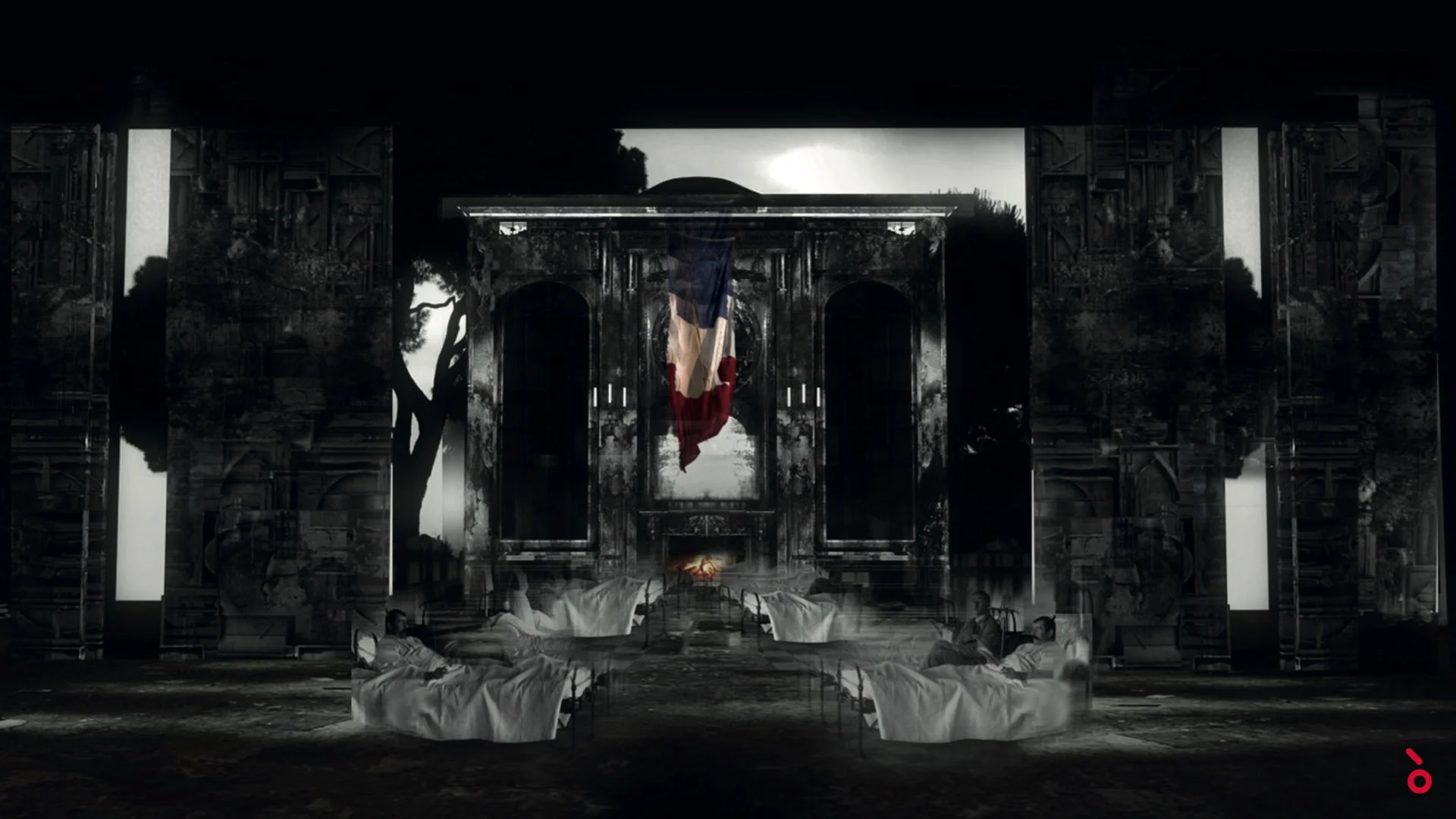 Render di una scena di guerra in bianco e nero: facciata di palazzo in rovina, bandiera francese appesa e soldati su letti bianchi – Adriana Lecouvreur all'Opéra de Monte-Carlo, Principato di Monaco, 2026 – scenografia d'opera