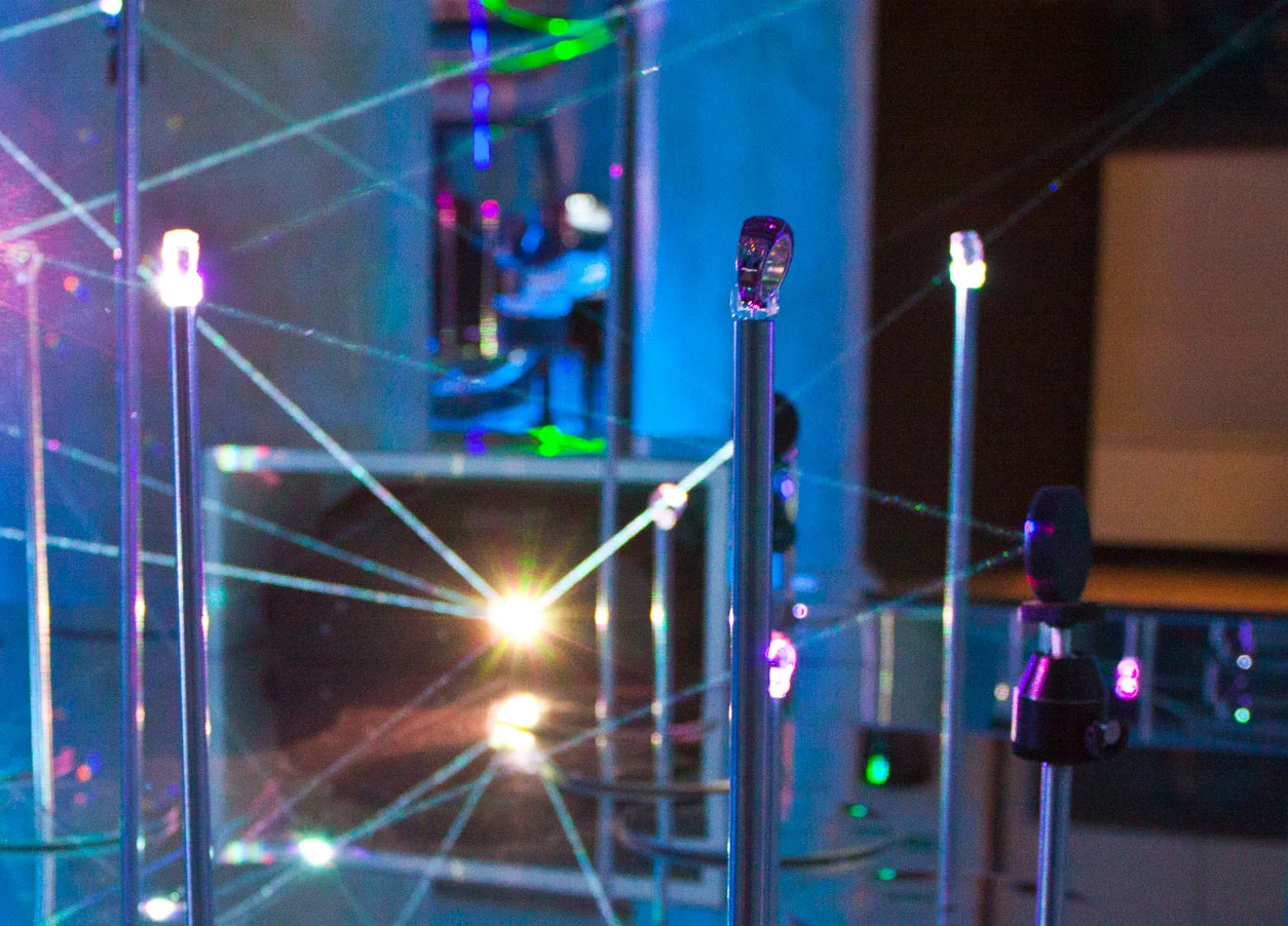 Dettaglio dell'installazione laser: punte luminose di aste metalliche collegate da sottili fasci di luce – Swarovski Fashionation Party a Palazzo Reale, Milano, Italia, 2011 – progettazione di eventi