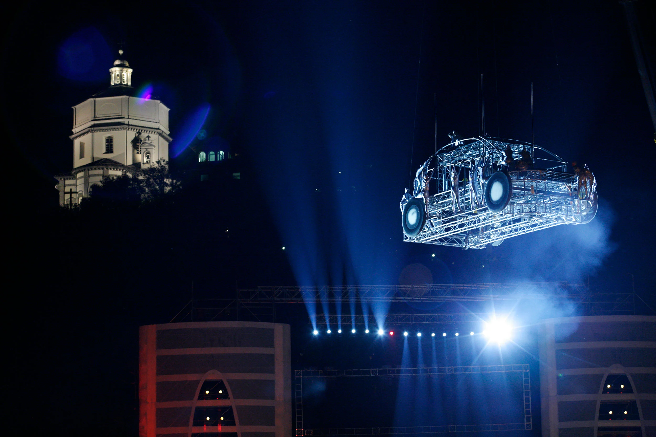 Sagoma di Fiat 500 in americana metallica sospesa tra fasci di luce blu, dietro una chiesa con cupola illuminata – Anteprima mondiale Fiat Welcome 500, Torino, Italia, 2007 – progettazione di eventi