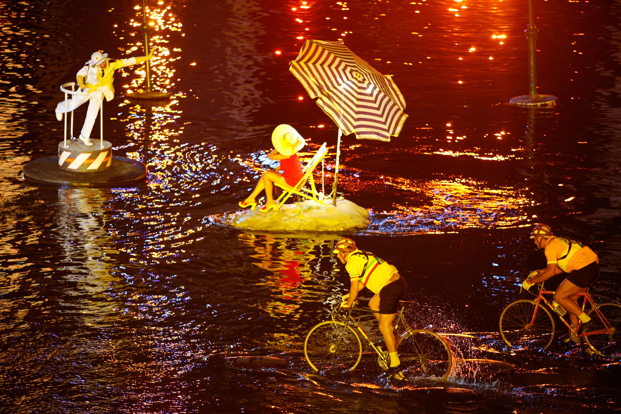 Artisti su isole galleggianti con un ombrellone a righe e una sdraio, ciclisti che sguazzano nel fiume – Anteprima mondiale Fiat Welcome 500, Torino, Italia, 2007 – progettazione di eventi