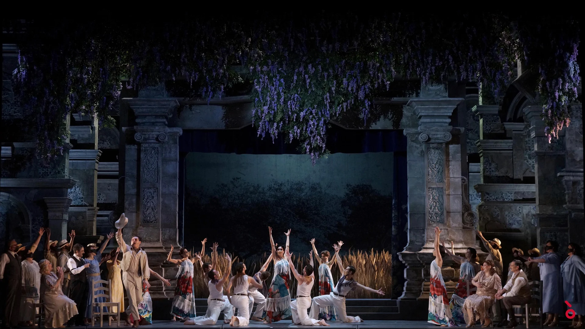 Danzatori a braccia alzate davanti alla facciata in pietra coperta di glicine pendente, un campo di grano sullo sfondo – Luisa Fernanda al Teatro de la Zarzuela, Madrid, Spagna, 2021 – scenografia d'opera