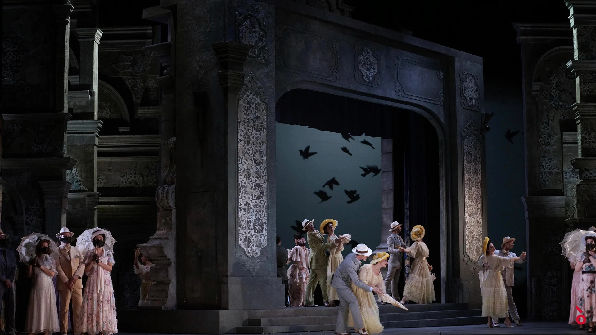 Scenografia con un'ornata facciata di cinema e un grande arco, coro in costumi d'epoca con parasole, uccelli proiettati sullo sfondo – Luisa Fernanda al Teatro de la Zarzuela, Madrid, Spagna, 2021 – scenografia d'opera