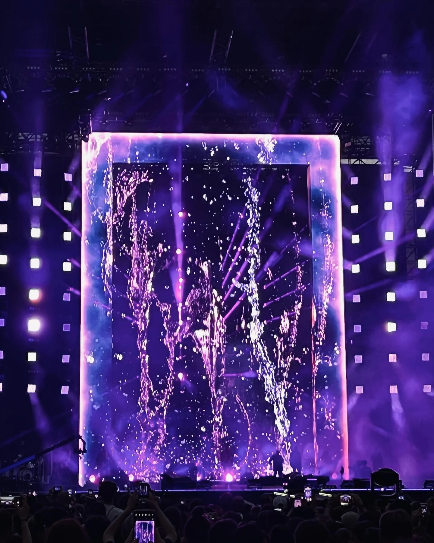 Il portale incorniciato da luce viola, riempito da proiezioni di spruzzi d'acqua luminosi – Cesare Cremonini Stadi 2022, Italia – scenografia per concerti