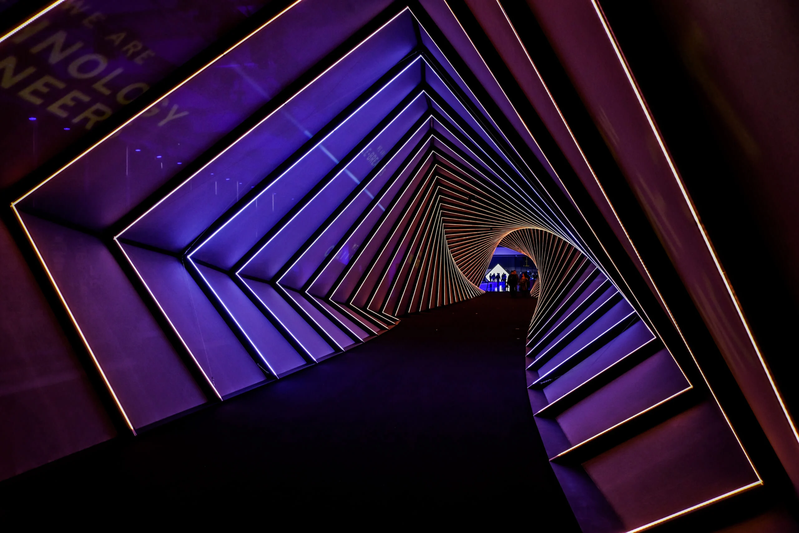 Tunnel ritorto di cornici di luce viola che si avvita verso un'uscita illuminata – Anteprima mondiale Lamborghini Urus, Sant'Agata Bolognese, Italia, 2017 – progettazione di eventi