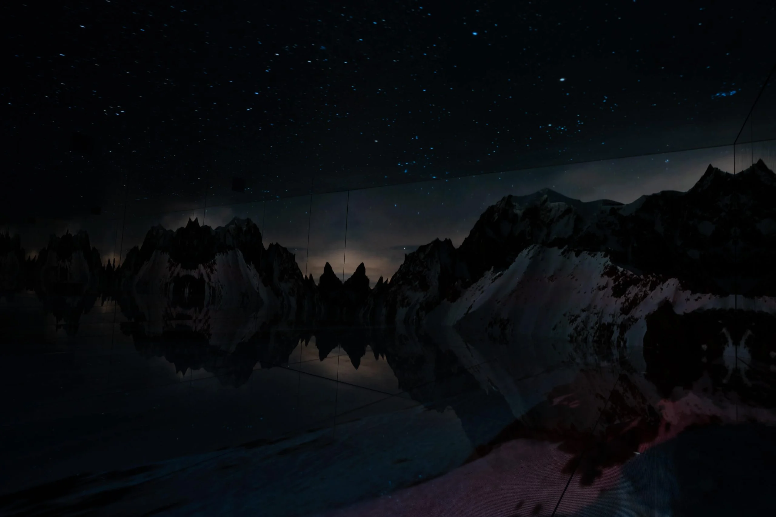 Scena notturna nella Infinity Room: cielo stellato sopra creste montuose scure riflesse negli specchi – Mont Blanc Infinity Room allo Skyway, Courmayeur, Italia, 2023 – progettazione di installazioni