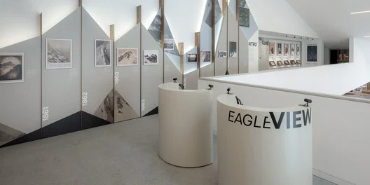 Postazioni di realtà virtuale Eagle View davanti a una cronologia a parete di fotografie di montagna dal 1861 – Lumen Museo della fotografia di montagna, Plan de Corones, Italia, 2018 – architettura