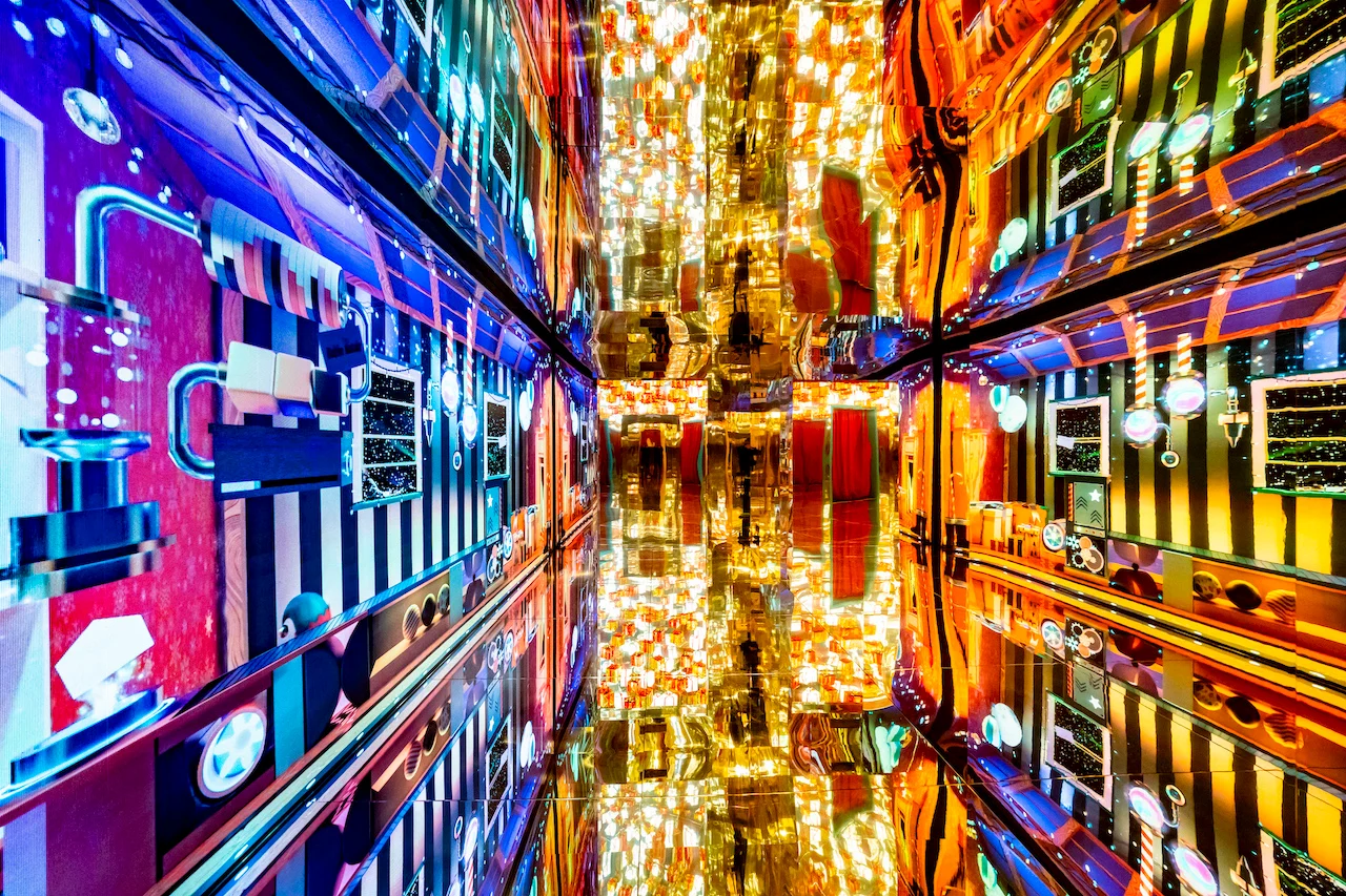Stanza a specchi con infiniti riflessi di pareti a strisce colorate e calde luci dorate – A Christmas Magic all'Allianz MiCo, Milano, Italia, 2023 – progettazione di eventi