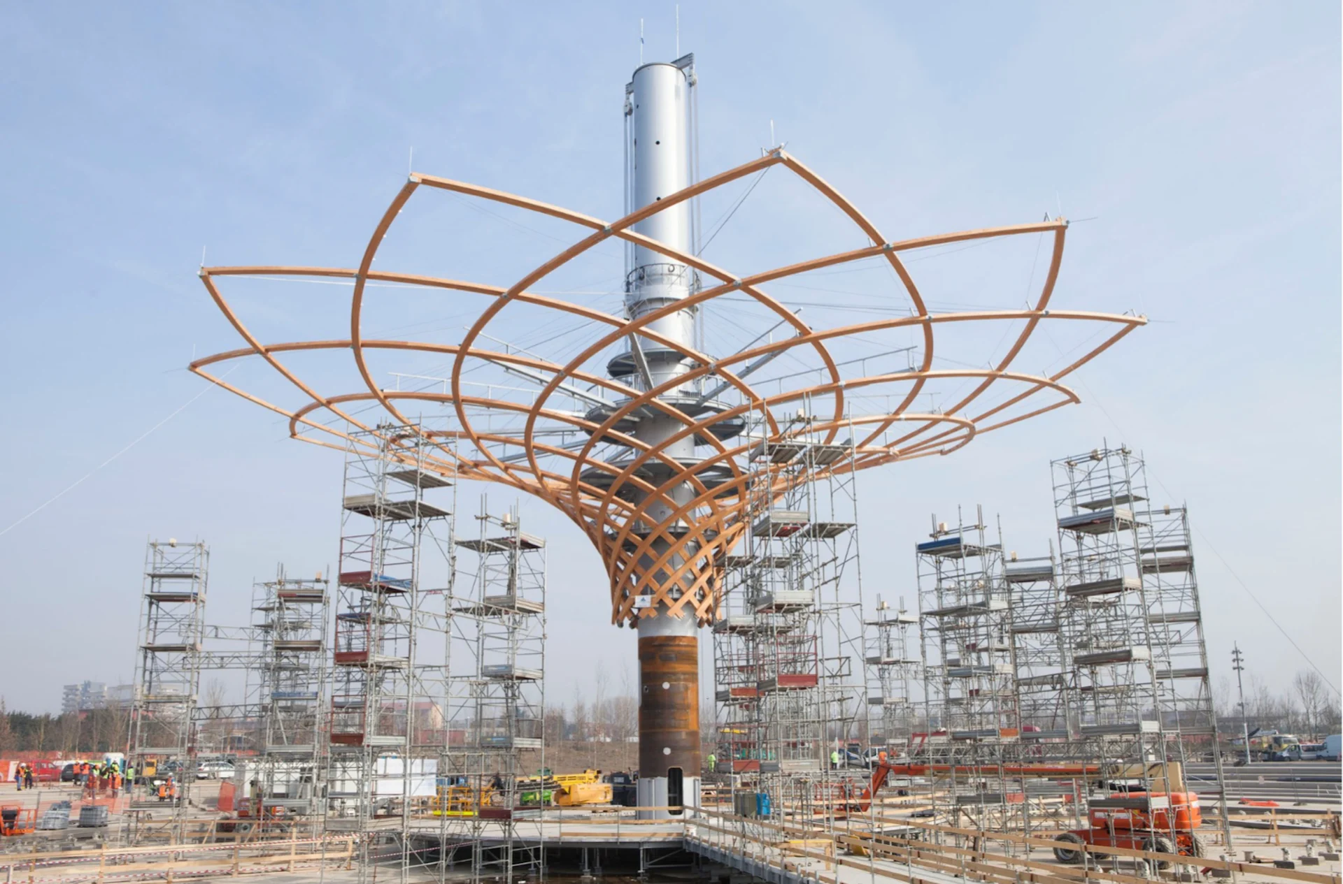Albero della Vita in costruzione: nucleo in acciaio, costole lignee della chioma e torri di ponteggi intorno alla base – Albero della Vita all'Expo 2015, Milano, Italia – progettazione di installazioni