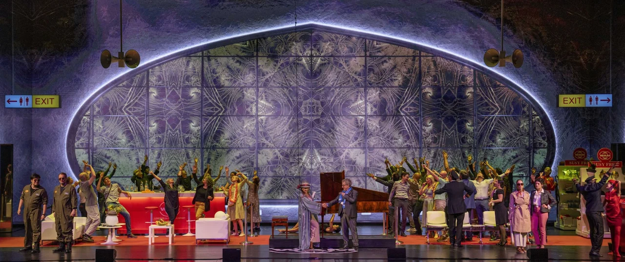 Il cast balla a braccia alzate davanti a una proiezione caleidoscopica nella finestra ovale, un pianoforte al centro del palco – Une Folle Journée Mozart Gala, Salisburgo, Austria, 2024 – scenografia d'opera