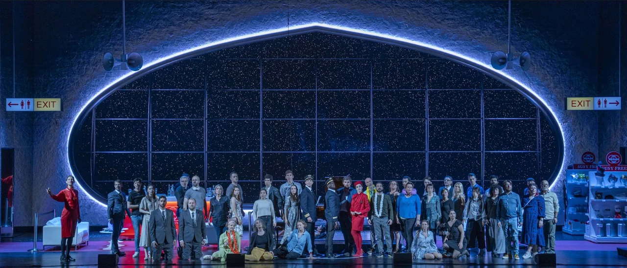 Tutto il cast schierato sul palco davanti alla finestra ovale illuminata dalle stelle – Une Folle Journée Mozart Gala, Salisburgo, Austria, 2024 – scenografia d'opera