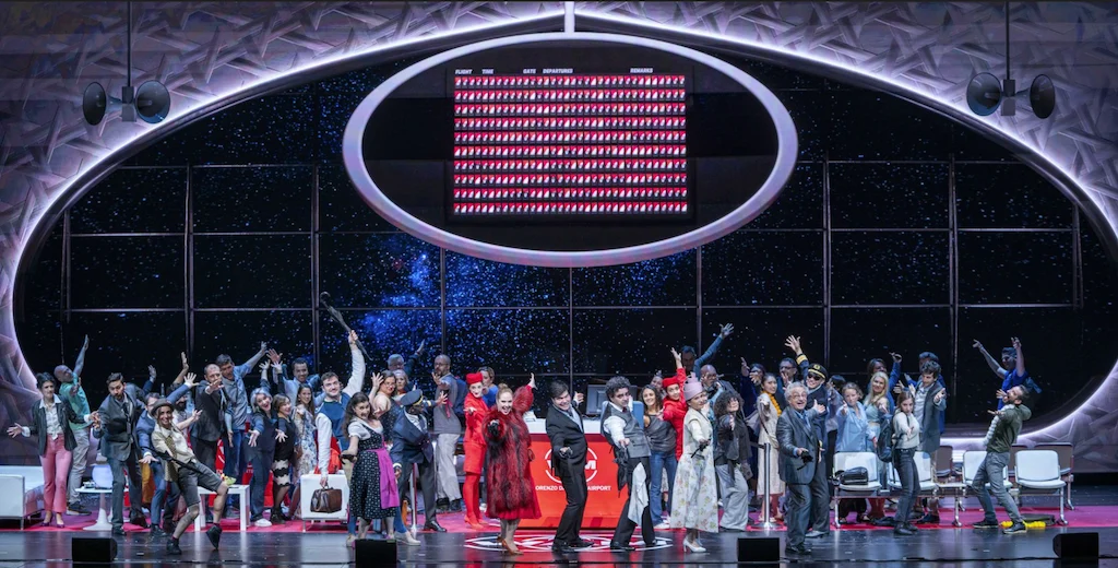 Scena notturna con un cielo stellato nella finestra ovale e il cast che festeggia a braccia alzate – Une Folle Journée Mozart Gala, Salisburgo, Austria, 2024 – scenografia d'opera