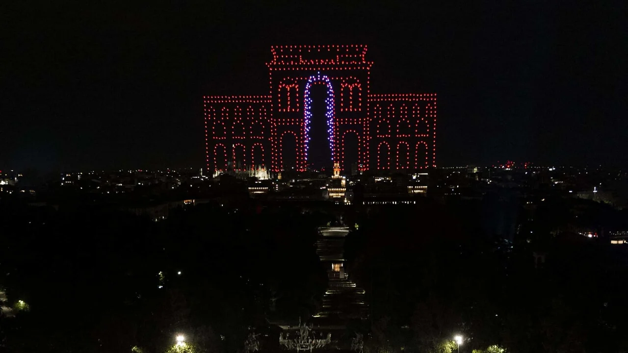 Droni che tracciano la facciata ad arco della Galleria Vittorio Emanuele con luci rosse e blu sopra Milano di notte – Milano House of Campari, Italia, 2023 – progettazione di eventi
