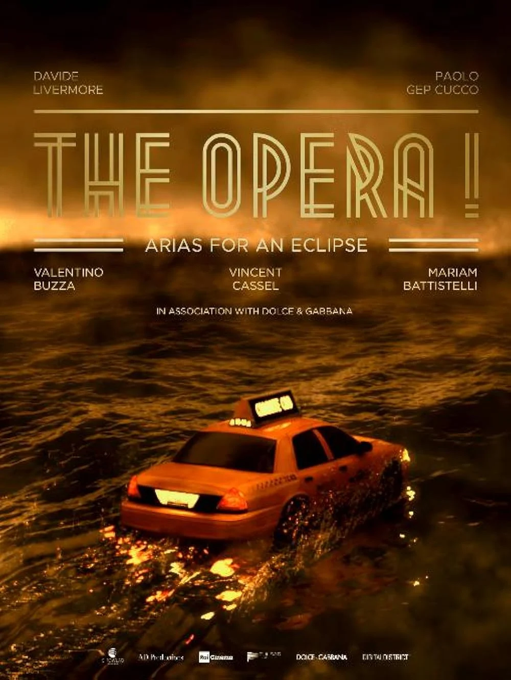 Locandina di The Opera! Arias for an Eclipse, con un taxi giallo che affonda in un'acqua dorata luminosa – The Opera! Arie per un'Eclissi alla Festa del Cinema di Roma, Italia, 2024 – scenografia