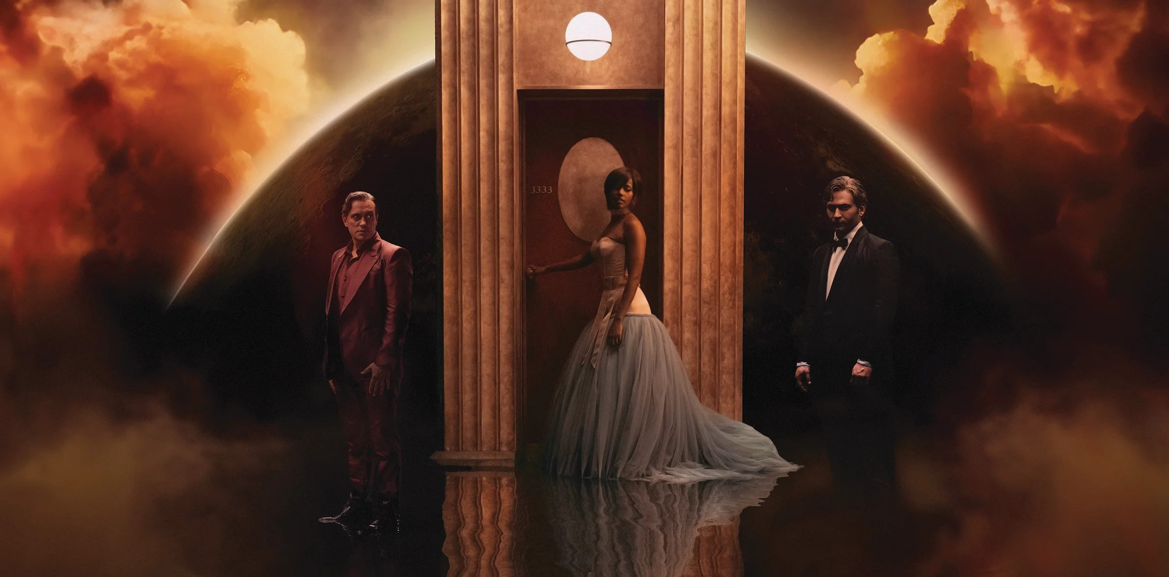 Fotogramma del film: tre figure nel vano della porta di un ascensore davanti a un'eclissi infuocata e nuvole gonfie – The Opera! Arie per un'Eclissi alla Festa del Cinema di Roma, Italia, 2024 – scenografia