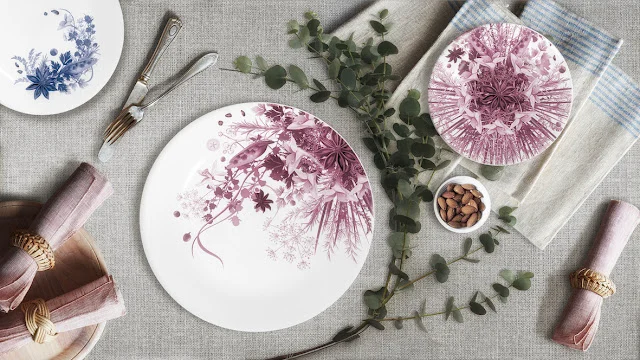 Tavola apparecchiata con piatti botanici color prugna di varie misure, un piatto blu, tovaglioli negli anelli ed eucalipto – Servizio da tavola Botanica per Bitossi Home, 2017 – design di prodotto