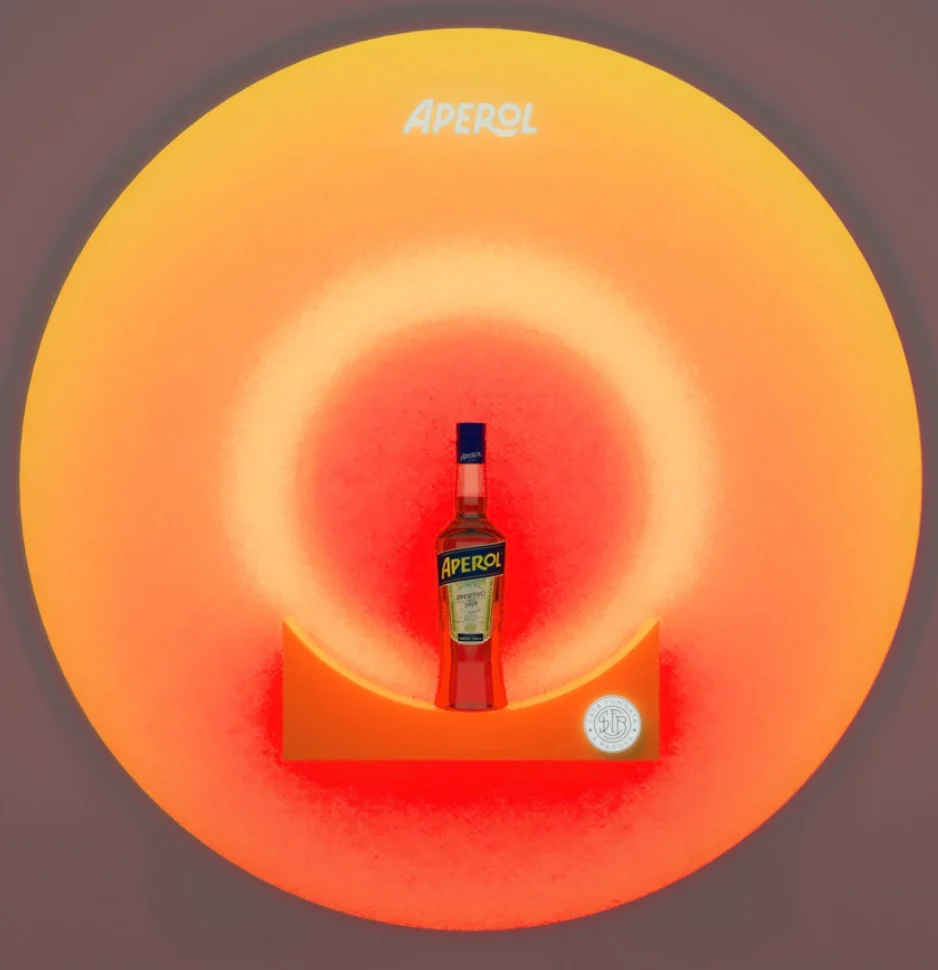 Render di un espositore Aperol rotondo retroilluminato con una sola bottiglia su una mensola curva arancione – Aperol Tool Kit, 2023 – design di prodotto