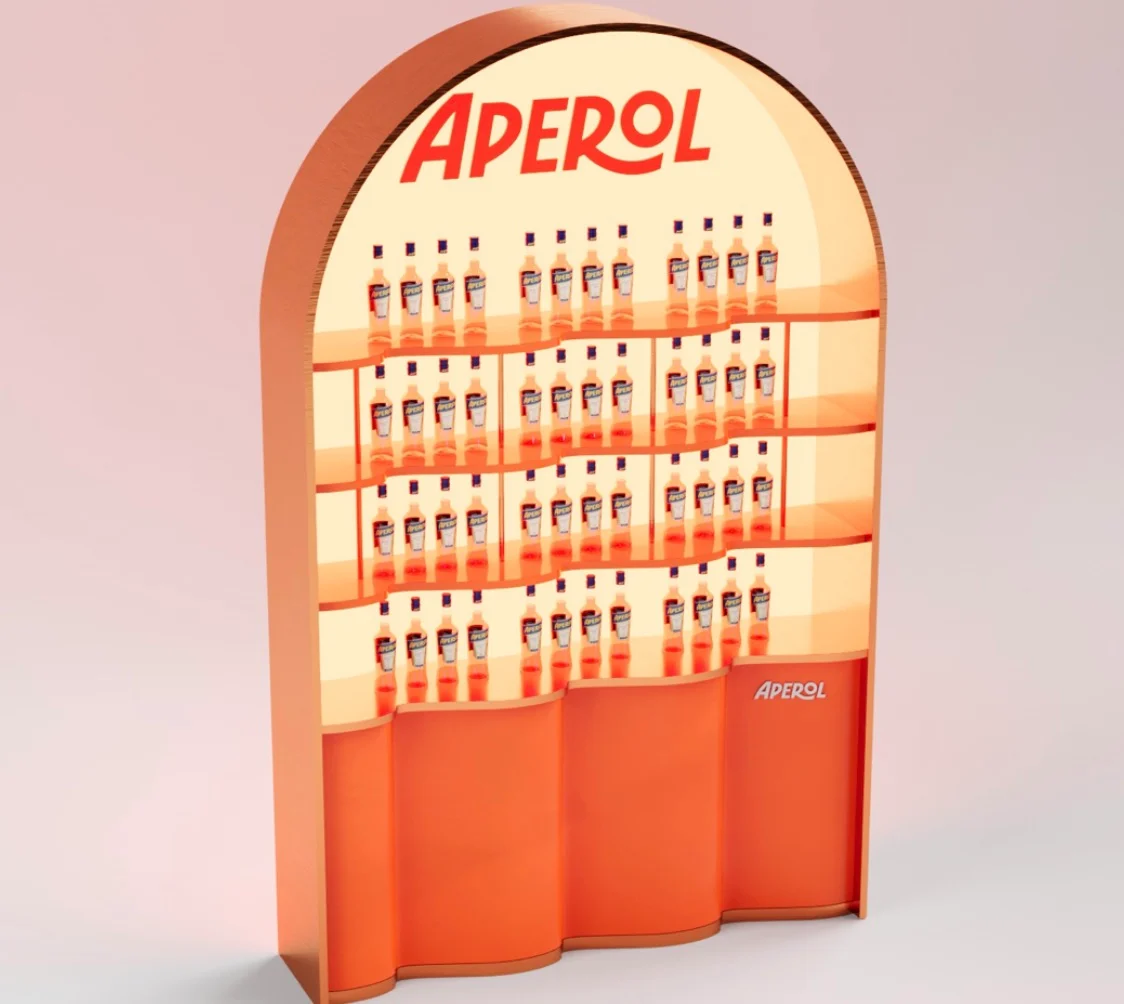 Render di una scaffalatura Aperol ad arco piena di bottiglie sopra una base arancione ondulata – Aperol Tool Kit, 2023 – design di prodotto