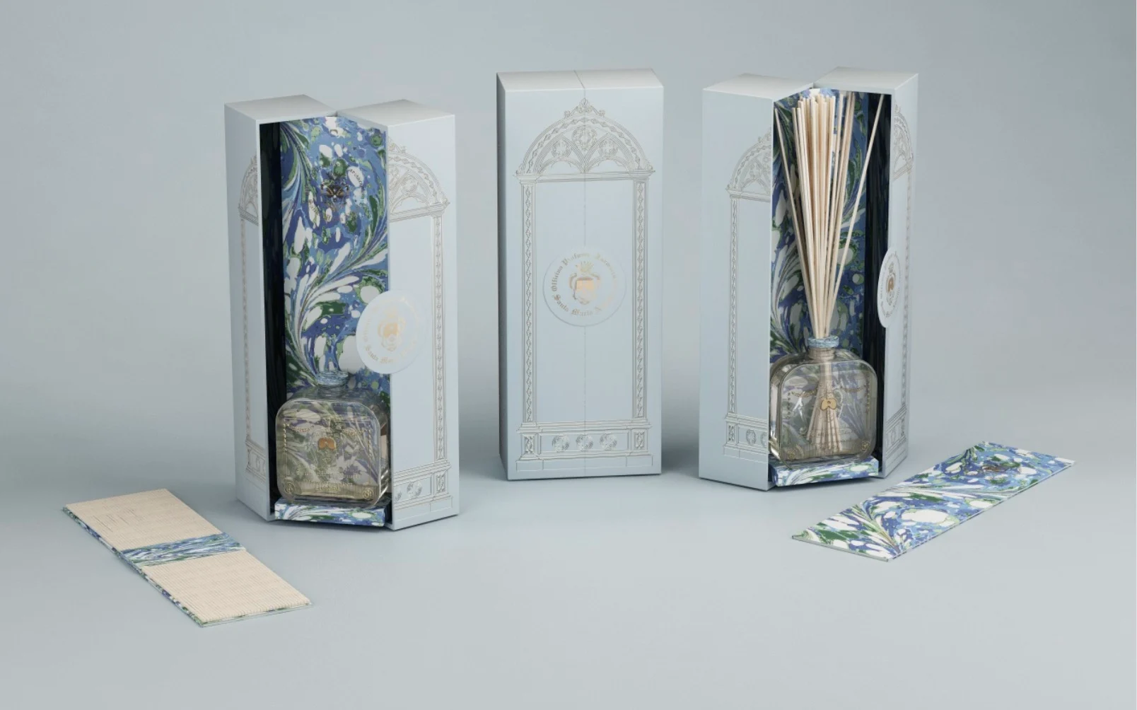 Render delle scatole per diffusori con interno marmorizzato blu e verde e bastoncini in una bottiglia di vetro – Fragranze per la casa Santa Maria Novella, 2021 – graphic design, proposta