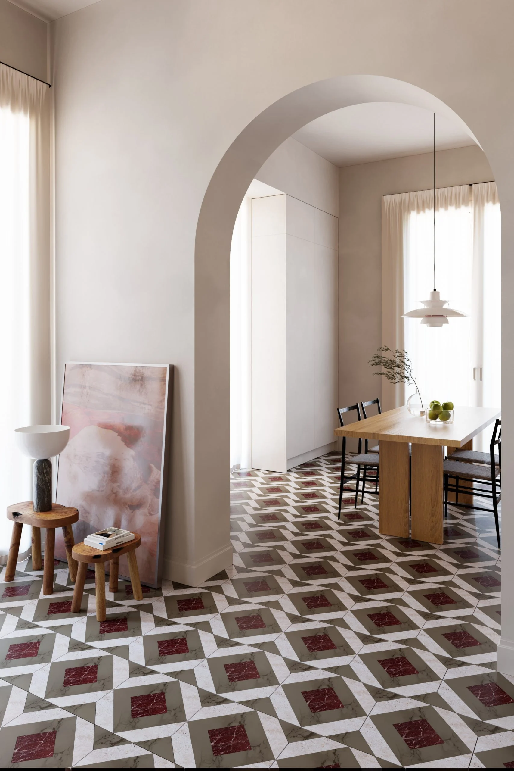 Apertura ad arco su una sala da pranzo, pavimento intarsiato Murabba a triangoli e quadrati in pietra rossa e grigia – Pavimento Murabba per MIAMILANO, Italia, 2025 – design di prodotto