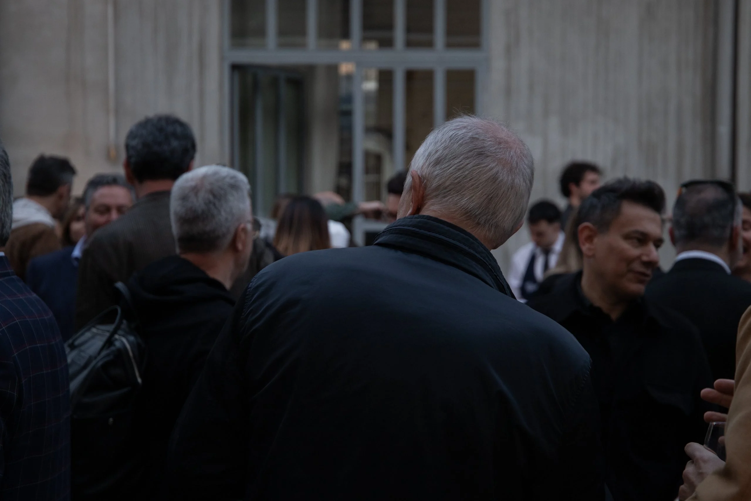 Ospiti riuniti nel cortile al crepuscolo durante la festa del Fuorisalone – Everything Is a Party al Fuorisalone, Milano, Italia, 2025 – progettazione di eventi
