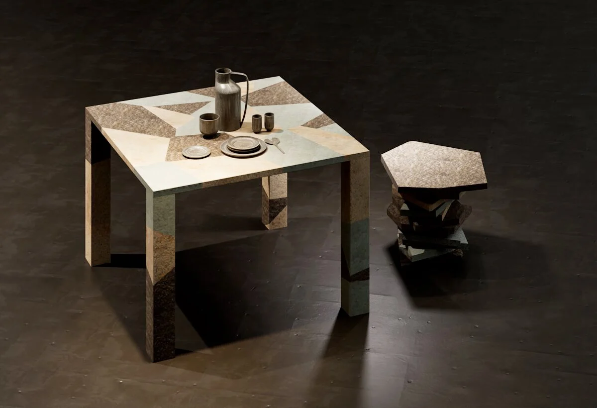 Tavolo in porfido con piano a intarsi geometrici e uno sgabello di pietre impilate su un pavimento scuro – Collezione Frammenti per Porfido Pedretti, Milano, Italia, 2025 – design di prodotto