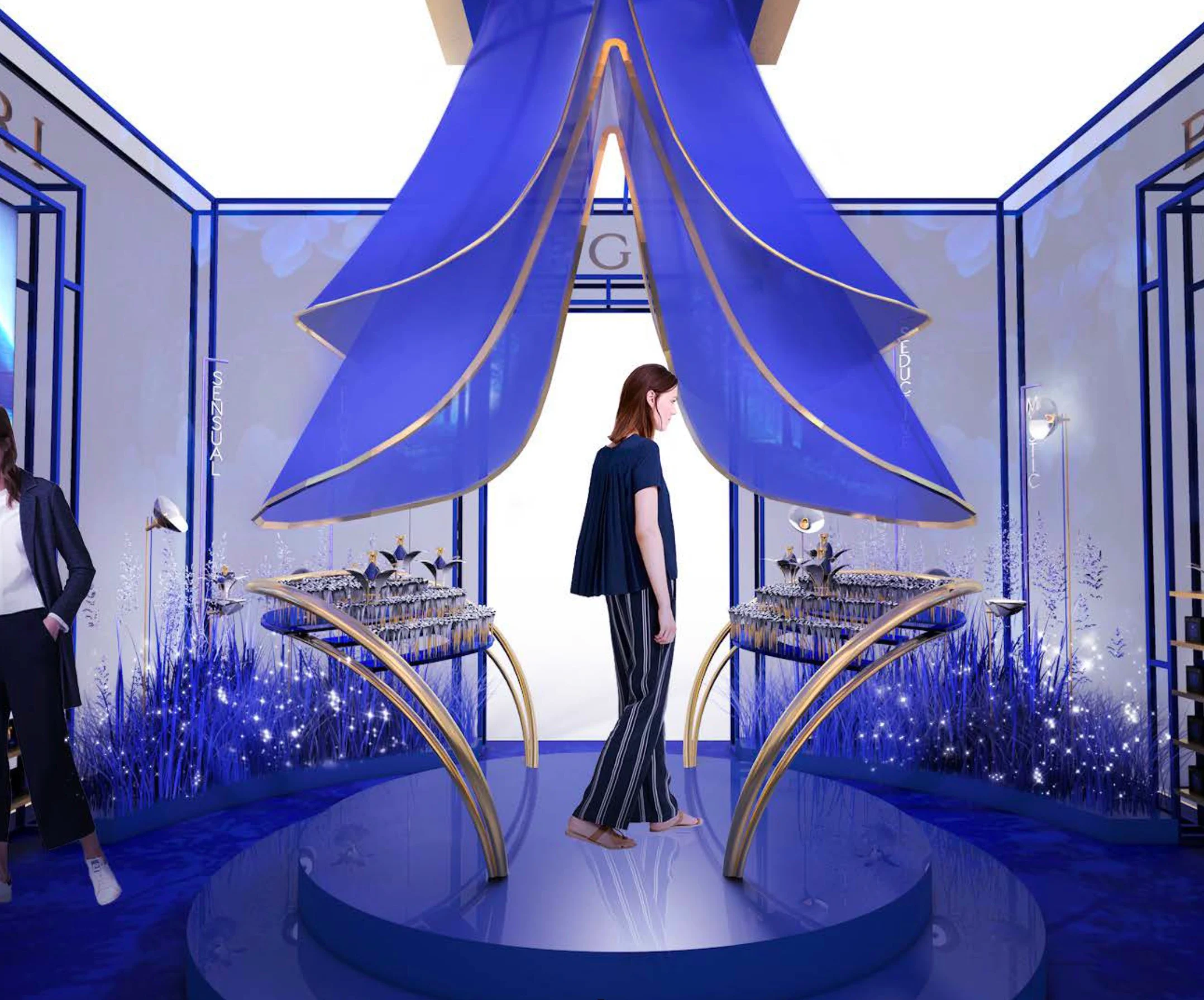 Render dello spazio Bvlgari Tubereuse Mystique: baldacchino in tessuto blu sopra una pedana rotonda e scaffali dorati – Bvlgari Splendida Tubereuse Mystique, 2019 – retail design, concept