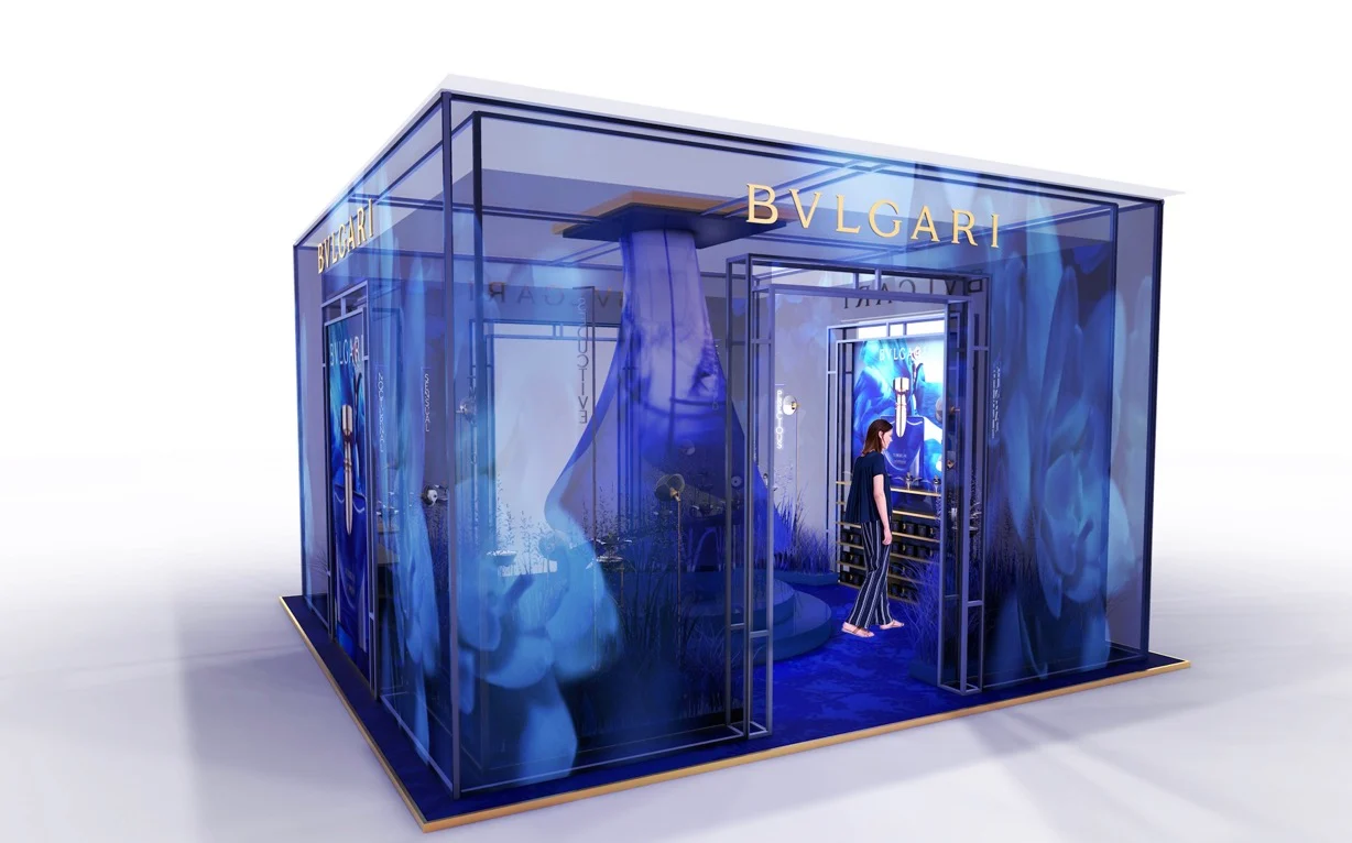 Render del padiglione Bvlgari in vetro blu visto dall'esterno, con alte grafiche floreali e un visitatore all'interno – Bvlgari Splendida Tubereuse Mystique, 2019 – retail design, concept