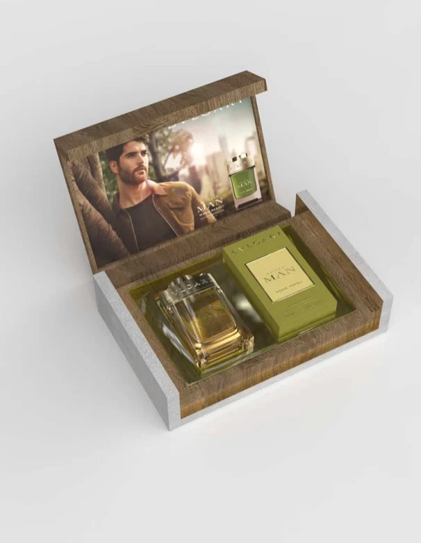 Render di una scatola regalo in legno con un flacone Bvlgari Man Wood Neroli e la sua confezione verde – Bvlgari Man Wood Neroli, 2019 – retail design