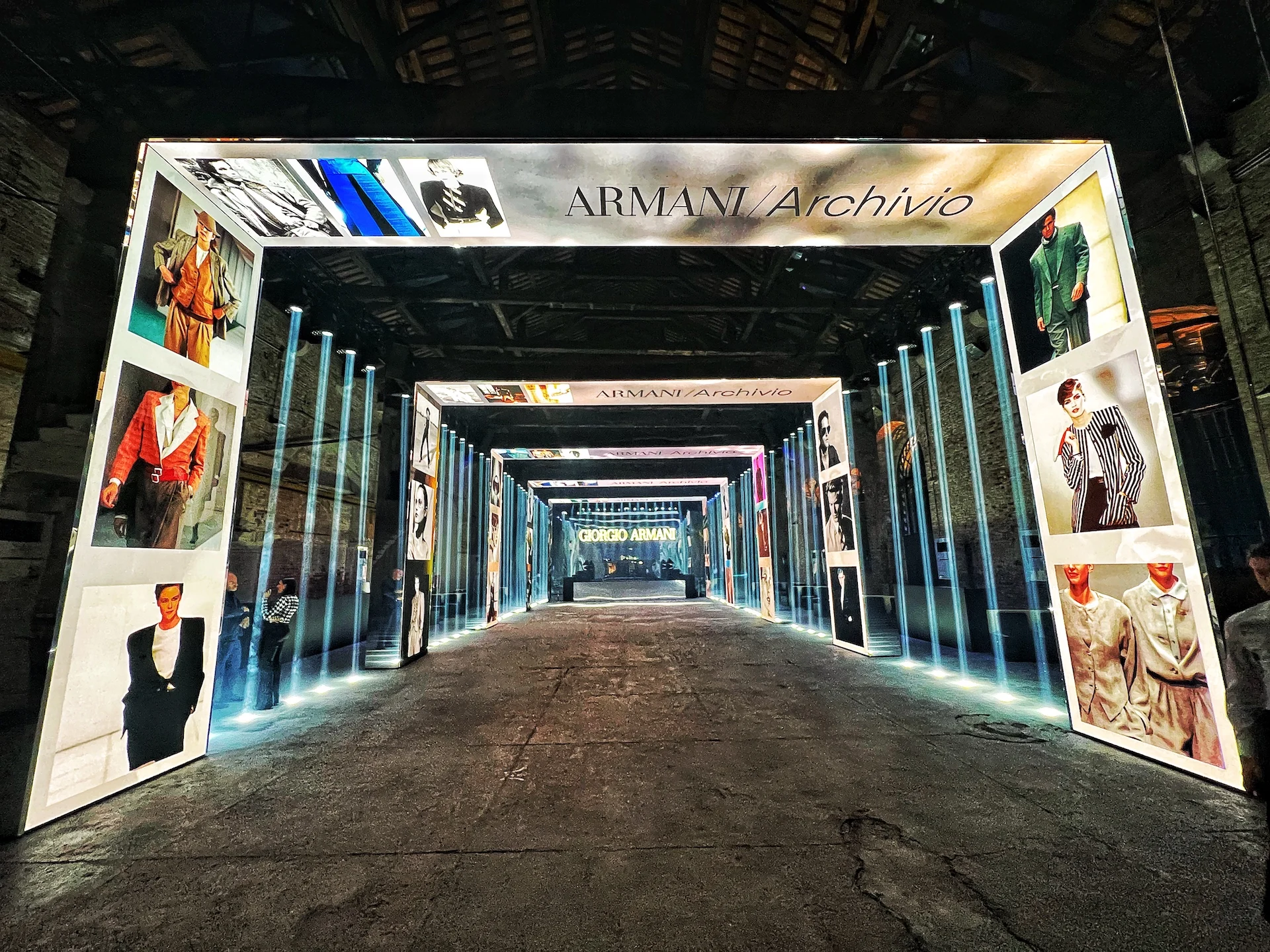 Corridoio di portali LED nella sala dell'Arsenale, il primo intitolato Armani/Archivio e rivestito di immagini d'archivio – Festa Armani/Archivio alla Mostra del Cinema di Venezia, Italia, 2025 – progettazione di eventi