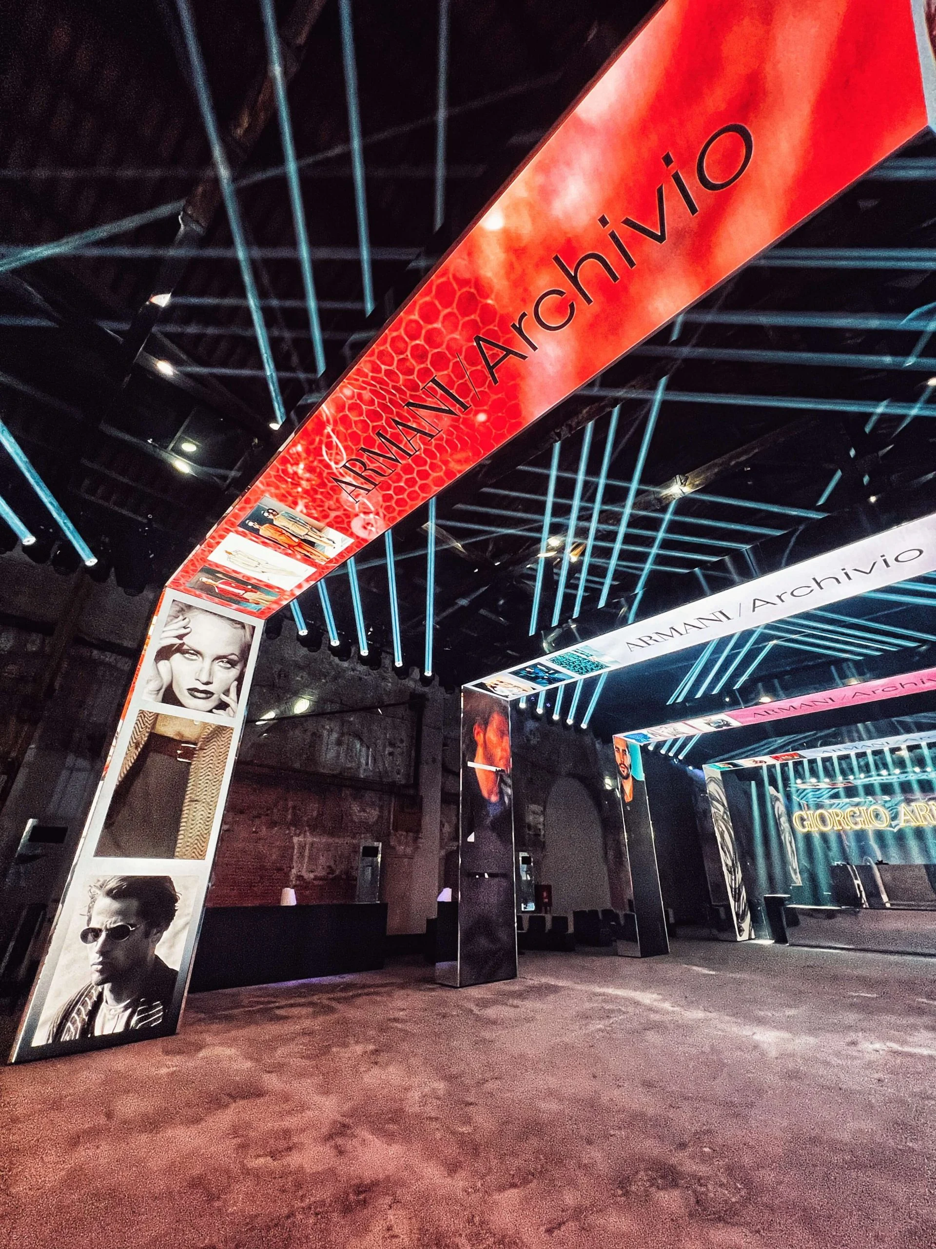 Portale LED rosso con il titolo Armani/Archivio e ritratti, inclinato verso la sala buia – Festa Armani/Archivio alla Mostra del Cinema di Venezia, Italia, 2025 – progettazione di eventi