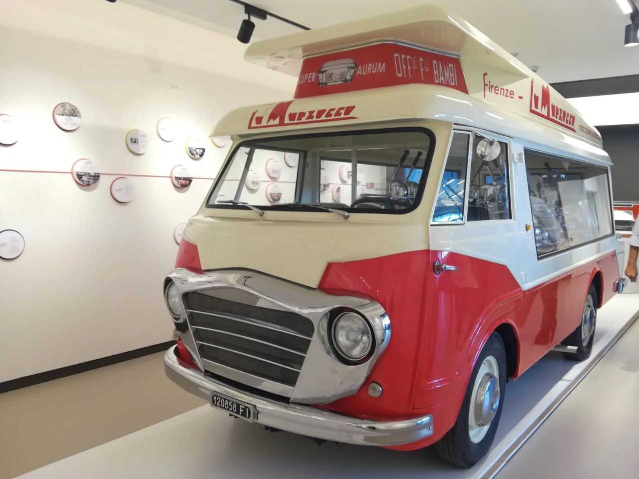 Furgone La Marzocco d'epoca rosso e crema esposto nel museo, vista di tre quarti anteriore – La Marzocco Accademia del Caffè Espresso, Firenze, Italia, 2018 – interior design