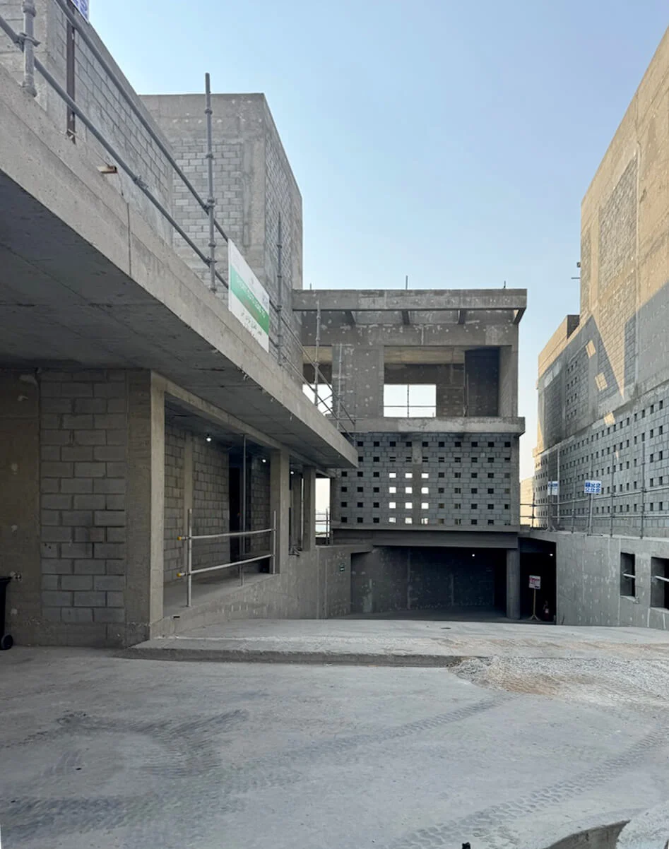 Villa in costruzione: solai in cemento grezzo, muri in blocchi e schermature in blocchi forati – Radic Residences, Jeddah, Arabia Saudita, 2025 – architettura, in costruzione