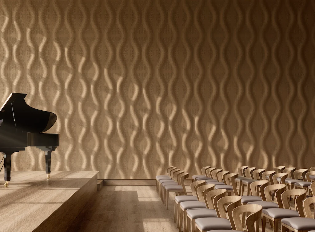Render di una sala da concerto con pareti acustiche ondulate in legno, un pianoforte a coda sul palco e file di sedie – Pannelli acustici Najdi per Strong by Form, 2025 – design di prodotto