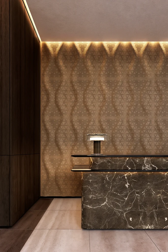 Render di una reception con un bancone in marmo scuro davanti a una parete ondulata a motivi illuminata dall'alto – Pannelli acustici Najdi per Strong by Form, 2025 – design di prodotto